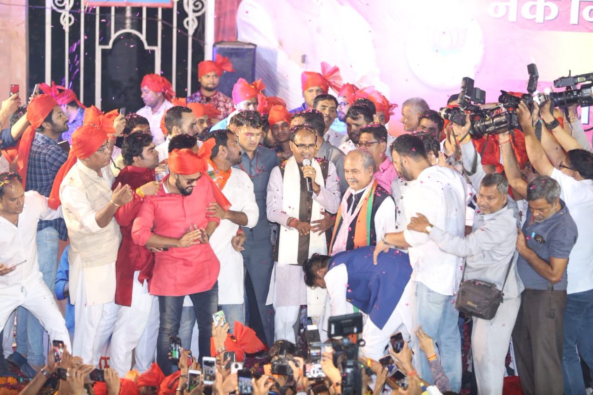 AbharYatra's tweet image. #JanAshirwadYatra को लेकर ग्वालियर में उत्साह चरम पर है। फूलबाग चौराहा पर दीपावली से पहले ही उत्सव सा माहौल और हजारों नागरिकों का हुजूम श्री @ChouhanShivraj को समृद्ध मध्य प्रदेश के निर्माण के लिए आशीर्वाद दे रहा है।