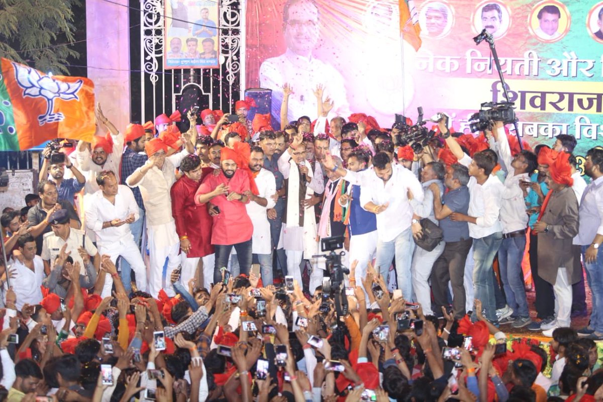 AbharYatra's tweet image. #JanAshirwadYatra को लेकर ग्वालियर में उत्साह चरम पर है। फूलबाग चौराहा पर दीपावली से पहले ही उत्सव सा माहौल और हजारों नागरिकों का हुजूम श्री @ChouhanShivraj को समृद्ध मध्य प्रदेश के निर्माण के लिए आशीर्वाद दे रहा है।