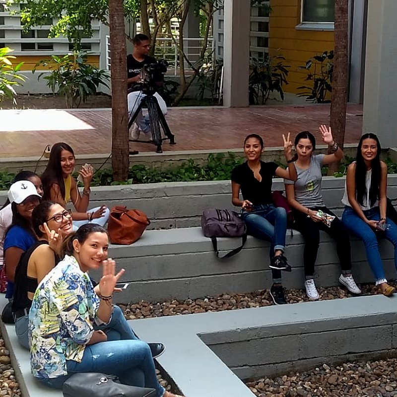 ShowsTadeos's tweet photo. Los estudiantes de @UtadeoCaribe están listos en nuestro escenario de la #SemanaCulturalUtadeo para nuestro primer programa de @ShowsTadeos  con @Luiscarzuniga. Invitado de hoy: #CarlosCatañoIguarán de @NoticiasCaracol. https://t.co/4ksqZUQVnw