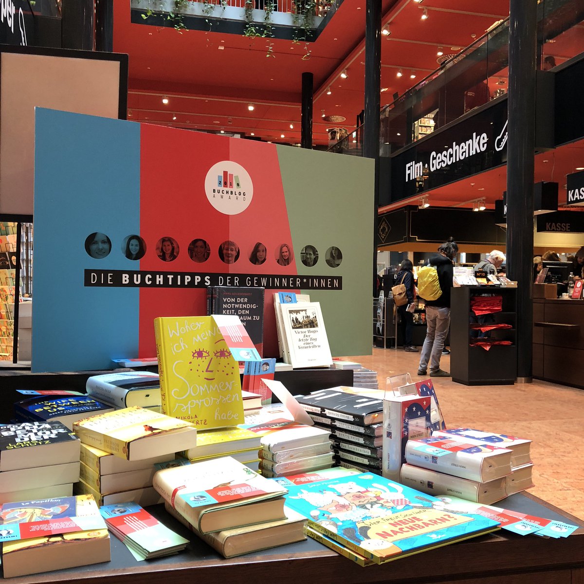 BuchblogAward's tweet photo. 😍 Habt ihr’s schon gesehen? Bei @_Dussmann_ steht ein #bubla18 Tisch mit den Lesetipps der Gewinner*innen. Wir würden am liebsten jeden Tag vorbeischauen! Mit @Karin__L @FiktionFetzt @AlmutSchmidt @buecherkaffee @JuliLiest @Elementar_Lesen @buchgeschichte https://t.co/9pPTN1cM39