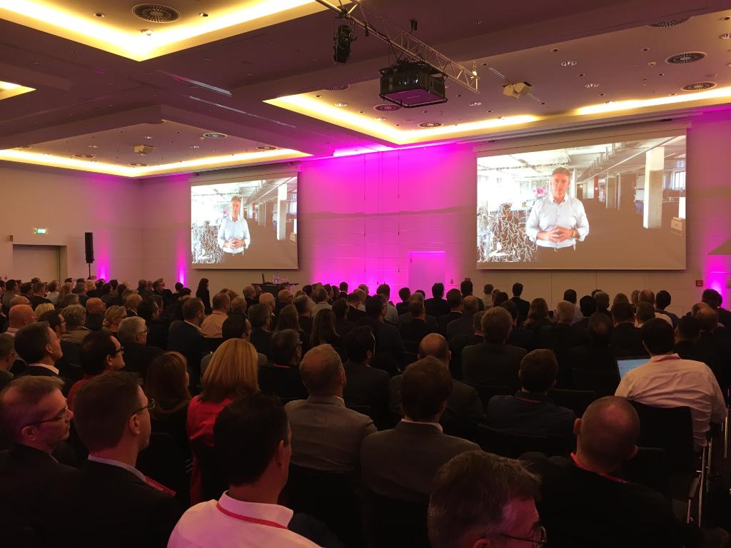 tsystemsde's tweet photo. Bei der #SalesUniversity kam der #TSystems Vertrieb zusammen: Mit Wissen, Netzwerk und dem passenden Spirit wurden die Kollegen für den Endspurt in 2018 gerüstet, denn: #peoplemakeithappen
#telekomwall https://t.co/pp502ysY1D