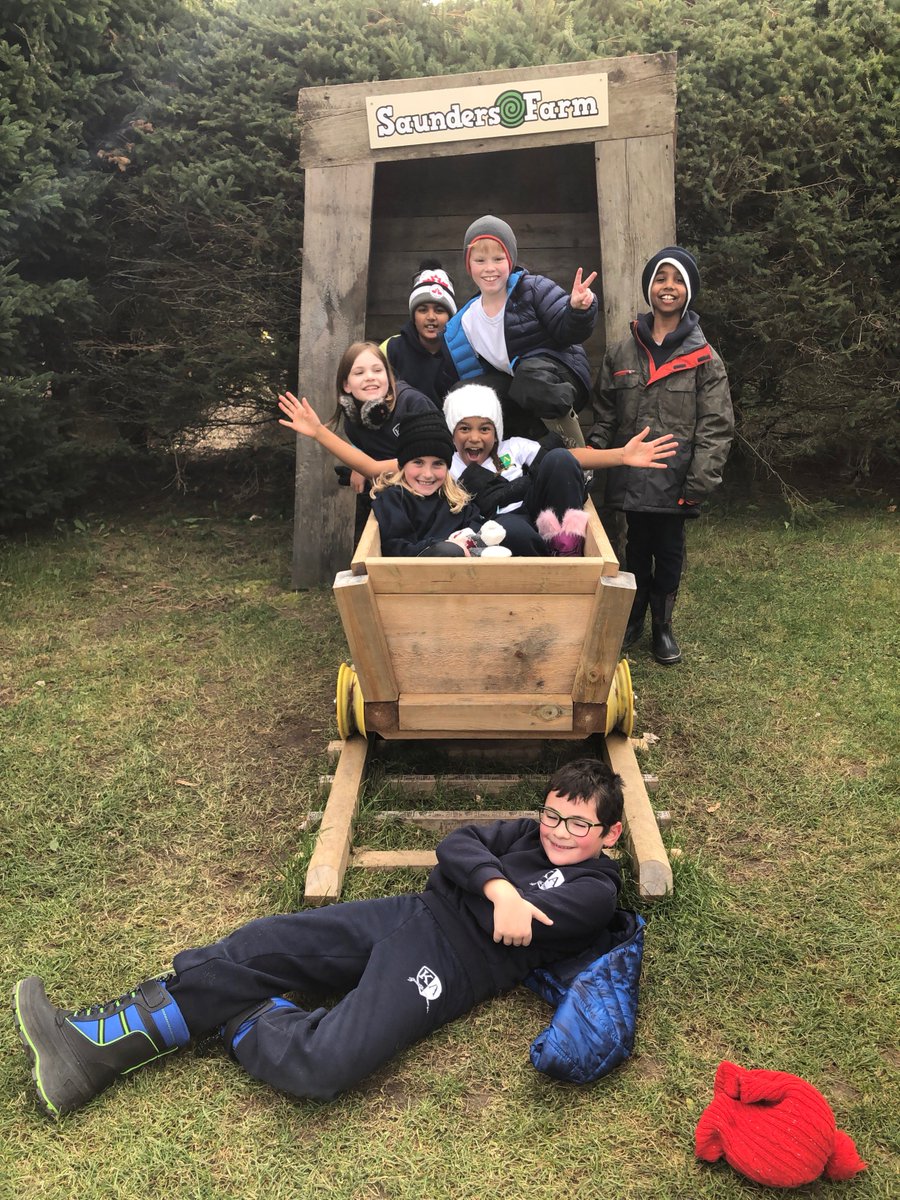 KanataAcademy's tweet photo. Our Grade 4 class is having a blast at @saundersfarm this morning! #privateschool #ottawa #fallfieldtrip #kanataacademy https://t.co/3Wl0THYwud