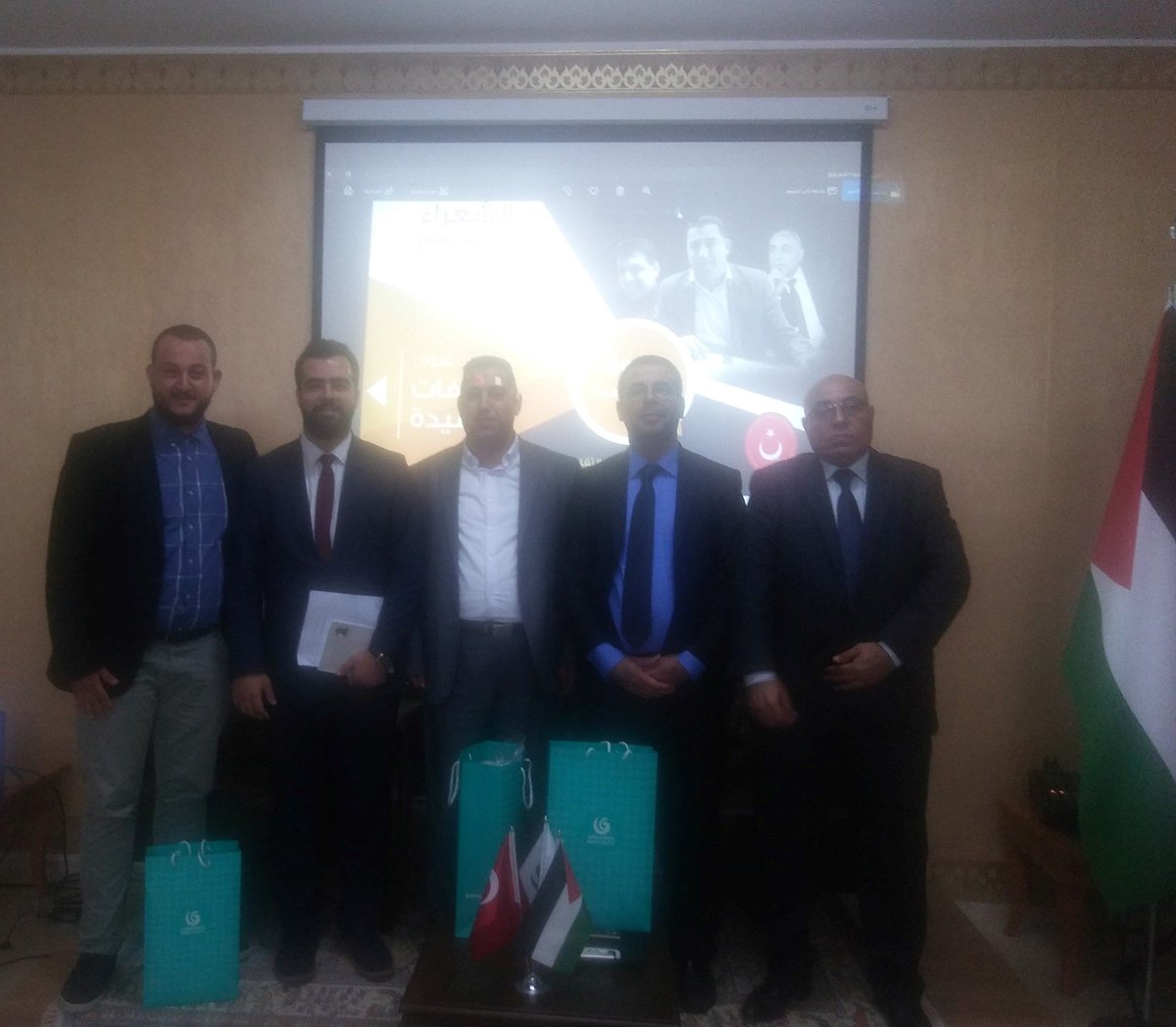 kudusyetkm's tweet photo. نظم المركز الثقافي التركي في را�� الله أمسيّة شعرية في قاعة المركز بحضور الملحق الثقافي في السفارة التركية ريها أحمد أرمومجو ومدير المركز الثقافي التركي د. عبد القادر سطيح وعدد من المدعوين والمهتمين بالشأن الثقافي ، ونظمت الأمسية تحت عنوان ( شرفات القصيدة ) . https://t.co/NB3UVHzfS0