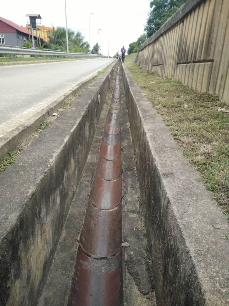 Kerja2 penyenggaraan rutin sekitar laluan di Daerah Kota Bharu FT208 &amp; Ft08 <a href="/JKRKOTABHARU/">JKR Jajahan Kota Bharu Rasmi</a> <a href="/JKRKelantan/">ᴊᴋʀ ɴᴇɢᴇʀɪ ᴋᴇʟᴀɴᴛᴀɴ</a> @Roadcare_Msia <a href="/JKRMalaysia/">JKR Malaysia</a>