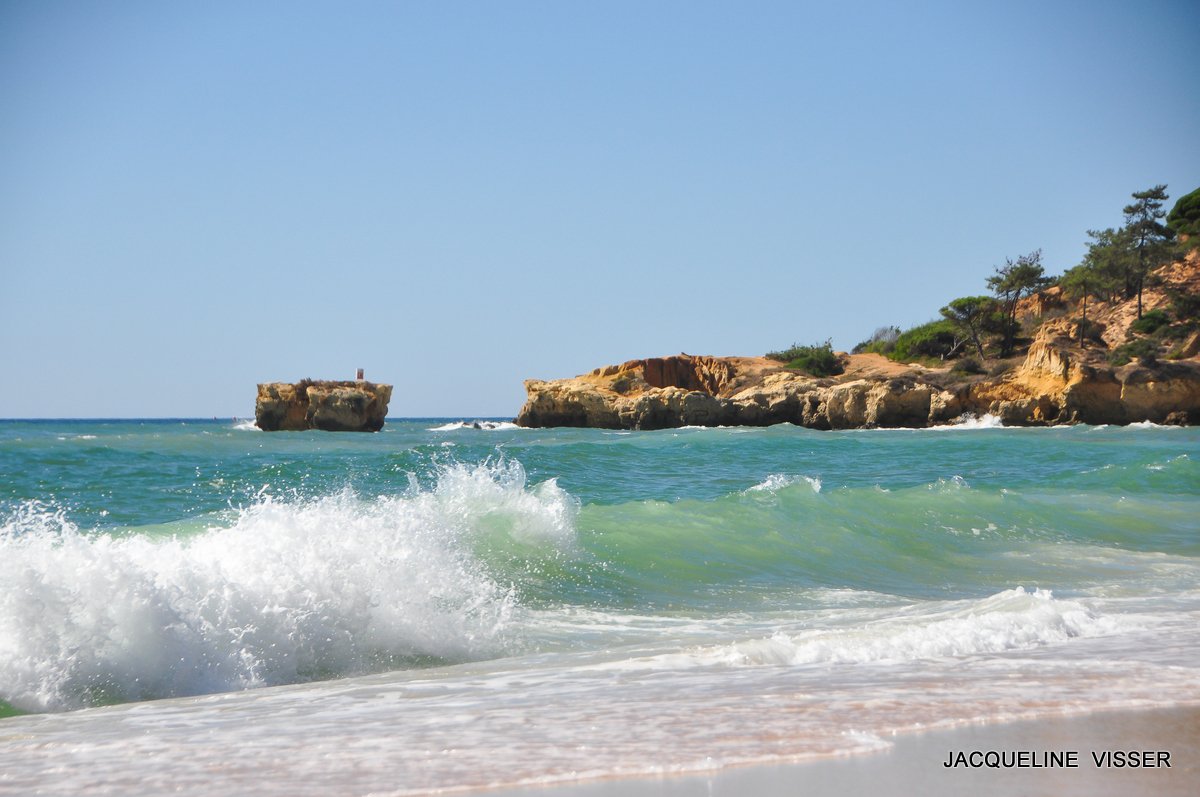 #Vakantie #Portugal #Algarve Ik ben geschrokken van de ontwikkelingen na 21 jaar. Wat is het daar druk geworden en op het klifje waar we toen overheen klauterden naar een stil strandje, staat nu een megacomplex. Ik hou mijn hart vast voor #Ameland