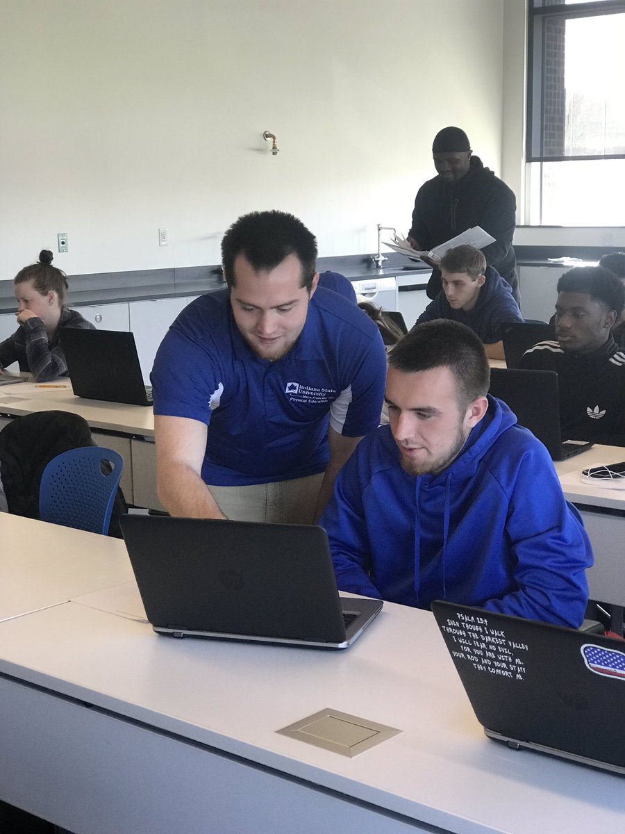IndStatePETE's tweet photo. PETE seniors in PE310 are helping PE201 students for the E-Portfolio development! Awesome!!! #eportfolio #PETE #educationaltechnology @FCTEISU @IndStateCHHS @IndStateDeptKRS https://t.co/wKe4y3vWT5