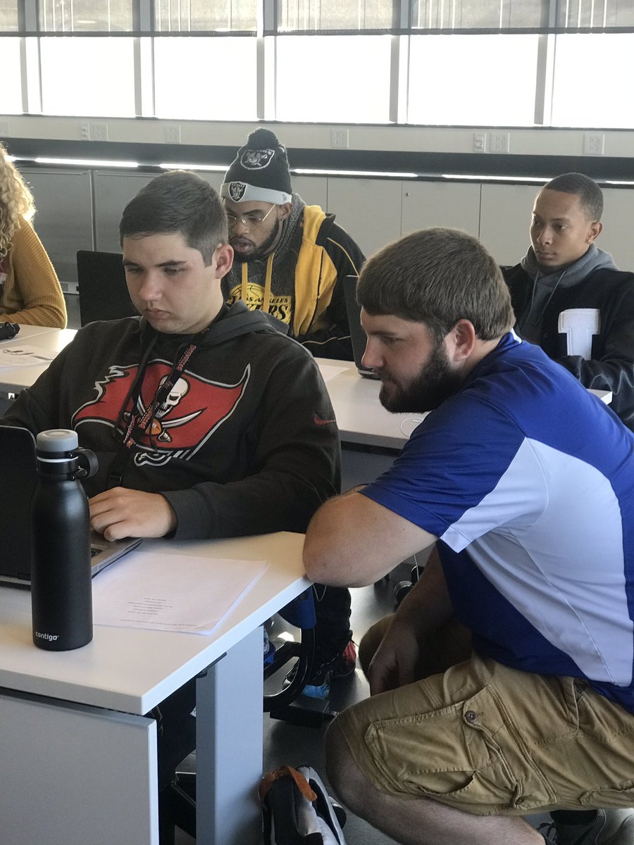 IndStatePETE's tweet photo. PETE seniors in PE310 are helping PE201 students for the E-Portfolio development! Awesome!!! #eportfolio #PETE #educationaltechnology @FCTEISU @IndStateCHHS @IndStateDeptKRS https://t.co/wKe4y3vWT5