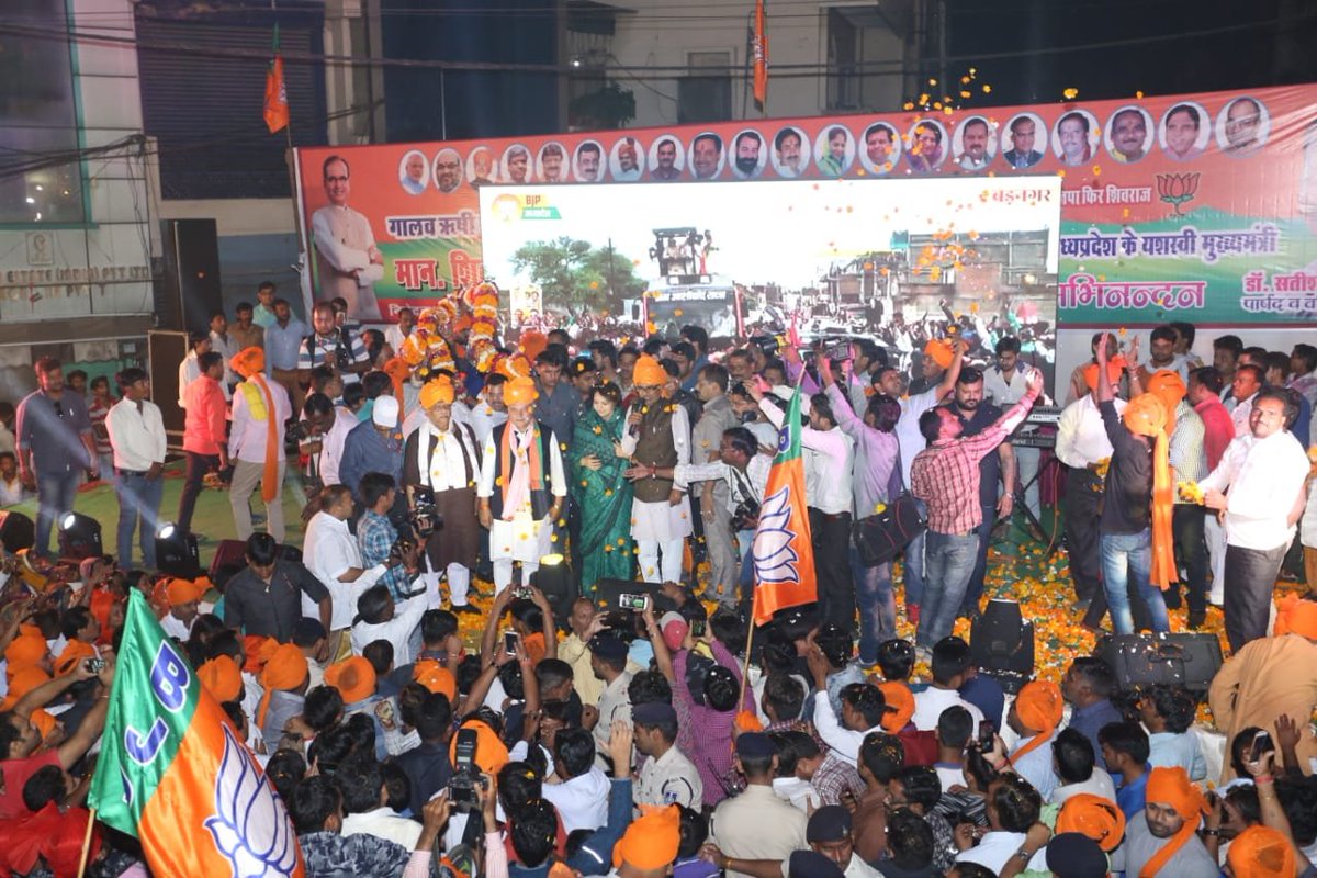 AbharYatra's tweet image. ग्वालियर के इंदरगंज में #JanAshirwadYatra को लेकर उत्साह और उल्लास का अविस्मरणीय नजारा है। हर कोई श्री @ChouhanShivraj के समृद्ध मध्य प्रदेश के संकल्प को साकार करने के लिए उनके प्रति स्नेह और विश्वास प्रकट कर रहा है।