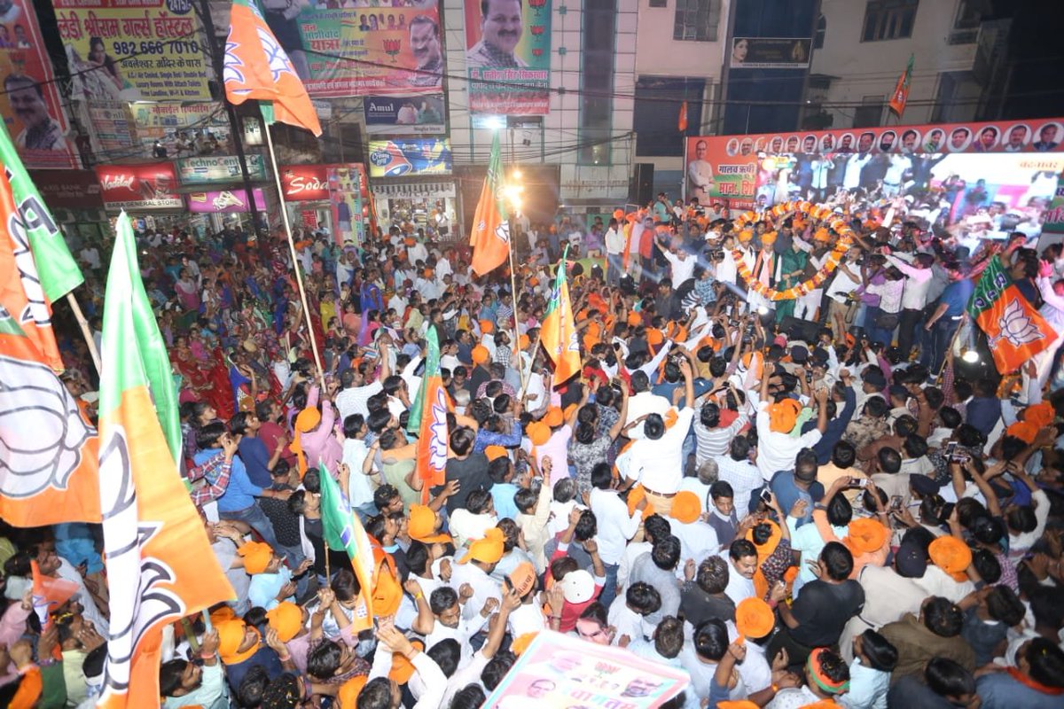 AbharYatra's tweet image. ग्वालियर के इंदरगंज में #JanAshirwadYatra को लेकर उत्साह और उल्लास का अविस्मरणीय नजारा है। हर कोई श्री @ChouhanShivraj के समृद्ध मध्य प्रदेश के संकल्प को साकार करने के लिए उनके प्रति स्नेह और विश्वास प्रकट कर रहा है।