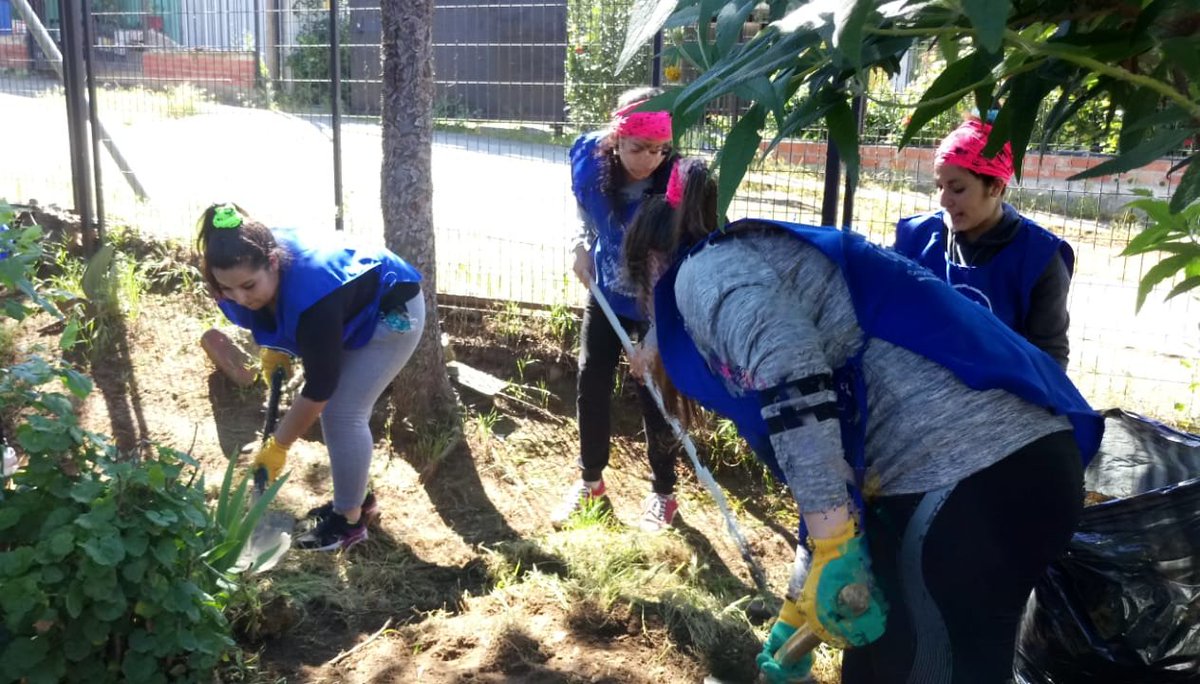 AIEP's tweet photo. Acompañando a los tatitas y aprendiendo de su eterna sabiduría. 🍀 Así vivimos el #GlobalDayAIEP en #Talca donde aportamos al CEAM del @Hdecristo con actividades para adultos mayores en plena naturaleza. 😍👏🏽 #AIEPTalca https://t.co/C8kB6vRm4C