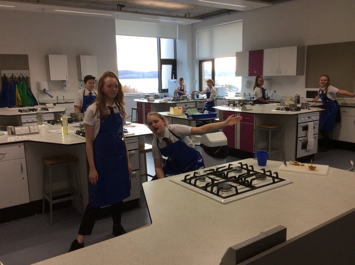 HarrisHomeEc's tweet photo. Some of our excited pupils attending our first Chefs Club tonight! #chefsclub #homemadegarlicbread #italianweek https://t.co/AQ7JNMTQ5i