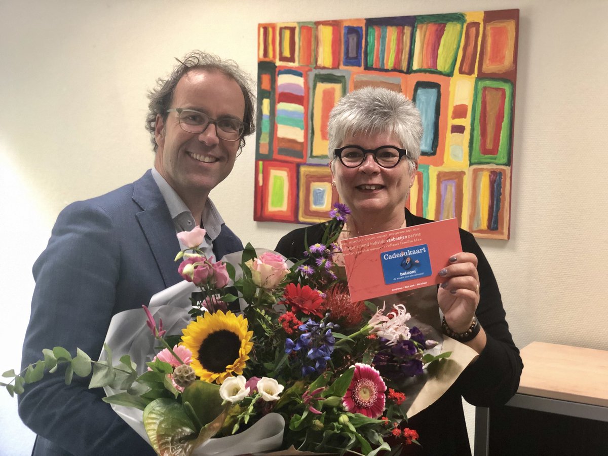 ‘Ken jij jouw nieuwe collega?, het kan je een mooie cadeaubon opleveren’, heeft binnen <a href="/Vanboeijentweet/">Vanboeijen</a> al veel mooie reacties opgeleverd. Én nieuwe collega’s. De eerste cadeaubon is inmiddels uitgereikt aan onze collega Petra door @johandusseljee. Op een mooi vervolg!
