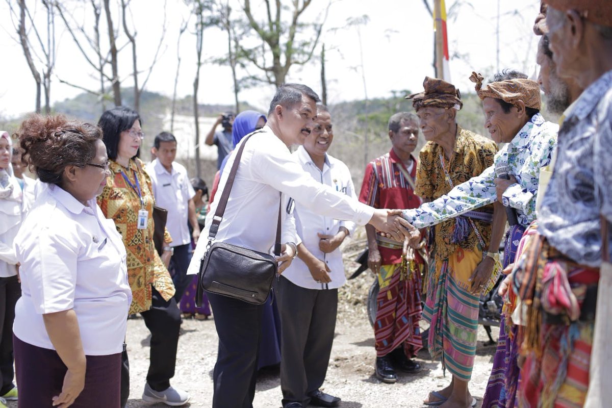 PfRIndonesia's tweet photo. Peresmian Desa PRT di desa Oelbiteno oleh Bupati Kab. Kupang dan dihadiri oleh perwakilan dari Pemerintah Pusat, Ditjen Bangda dari Kementerian Dalam Negeri dan Ditjen PMD dari Kementerian Desa (CARE Indonesia dan CIS Timor) https://t.co/vqfyrDc9wP