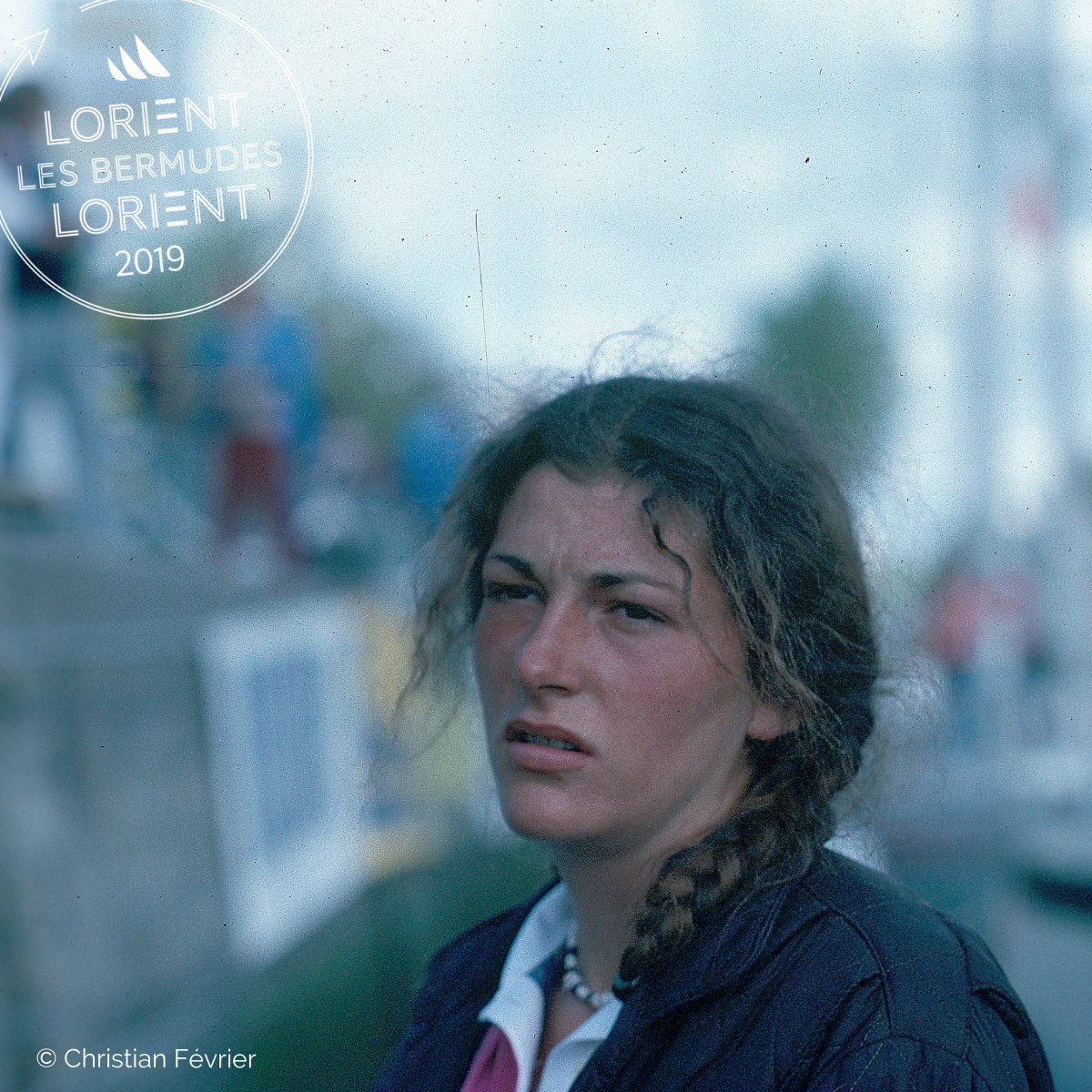 LORIENTBERMUDES's tweet photo. [ARCHIVES 📷]
#FlorenceArthaud n'a pas encore 22 quand elle prend le départ le la 1ère Transat en double ! Un caractère bien trempé et un grand sens marin ont permis à "la petite fiancée de l'Atlantique" d'avoir la carrière qu'on lui connaît. Elle fêterait aujourd'hui ses 61 ans. https://t.co/pRbHhbLCX5