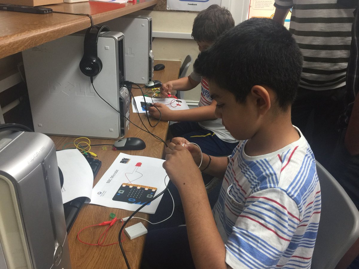 microGeeks's tweet photo. Working with LEDs is not at all difficult after the workshop 
#microGeeks #PhysicalComputing #microbit_edu https://t.co/iiuOeT2dAX