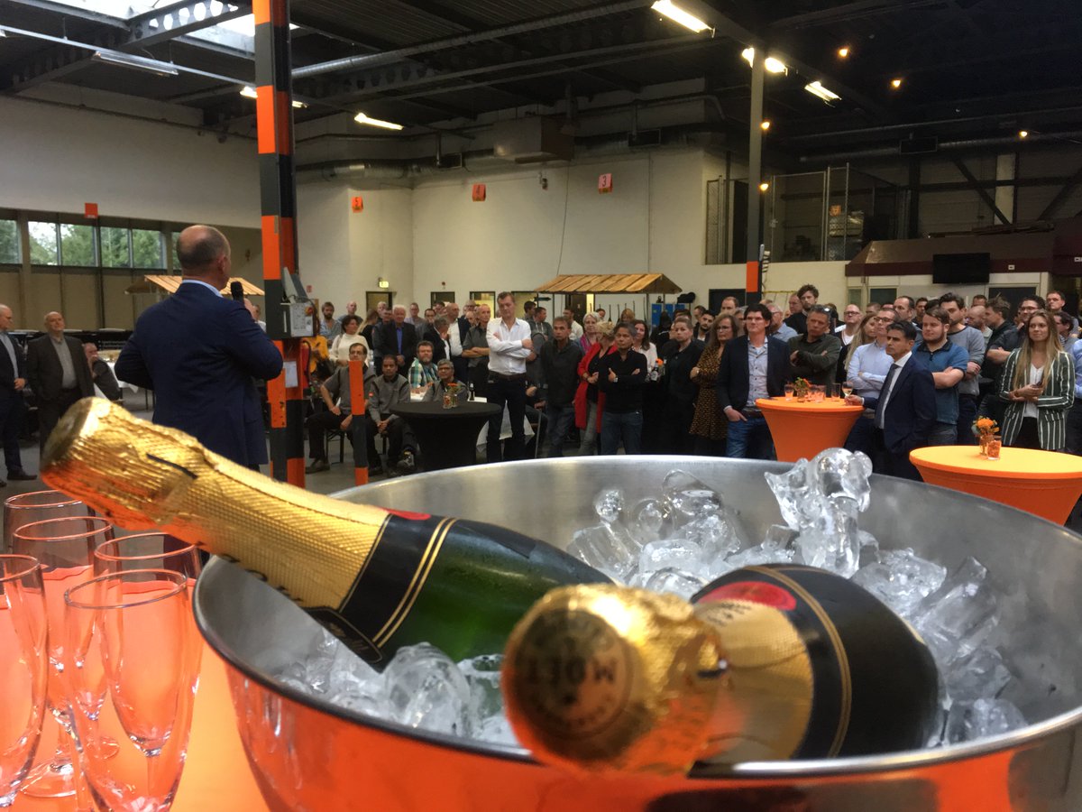 Maars is celebrating its new future with employees in Harderwijk. Together with Herman Miller... 
Read more:  bit.ly/2CDzNT1

#maarslivingwalls