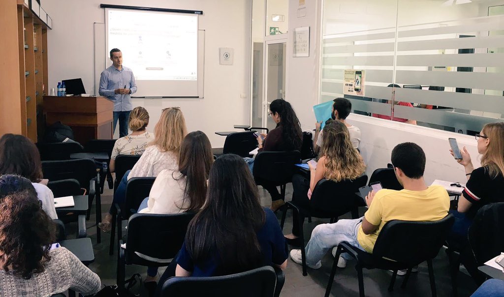 FarmaceuticosSC's tweet photo. Gracias, @etevalf por la #PíldoradeSabiduría: "Farmacocinética Clínica: La teoría aplicada al paciente” que hoy ha ofrecido a nuestros colegiados. 
😜El uso del móvil formaba parte de la sesión. https://t.co/qBWSJAVN66