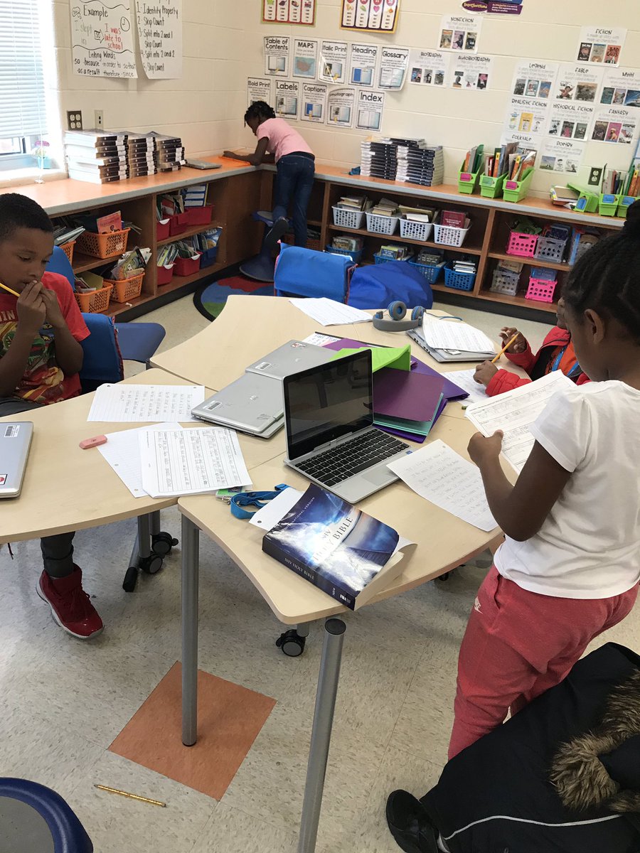 williamsonlmes's tweet photo. We are officially drafting! Students are turning their thoughts on their organizers into complete and organized sentences! #LMESwrites https://t.co/1mJGeeoki8