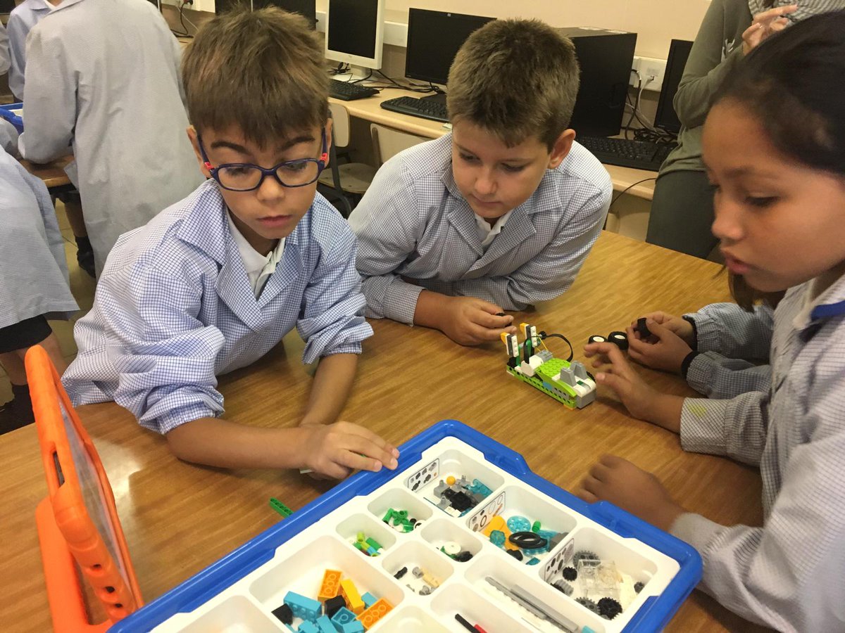 MMCCBCN's tweet photo. We have built a Refuse Truck! Learning a new concept: lift #legowedo20 #creativeminds #primaryprojects #robotics #4tEP https://t.co/BZKSZRzr4G
