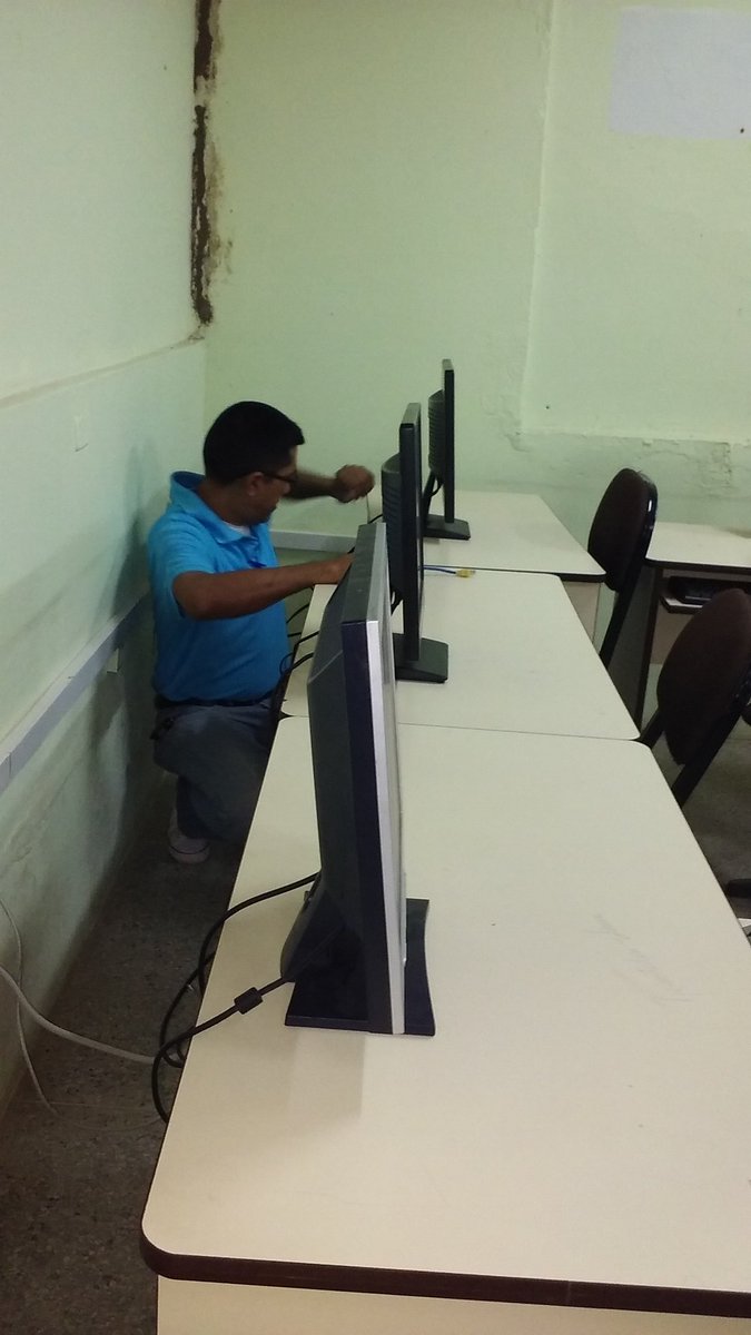 Cbit_Matute_S's tweet photo. Técnico Cbit. Terminando de instalar las computadoras. Del Cbit Matute Salazar. @carcast02. @psuvaristobulo @FundabitPrensa @fbitanzoategui https://t.co/rbjvfh7abS