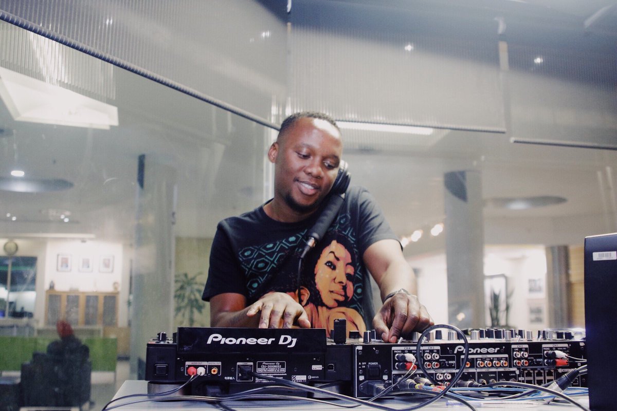 METROFMSA's tweet photo. Doing what he does best 🙌🏾
#TheDriveOnMetro https://t.co/0Poc2eI7uO
