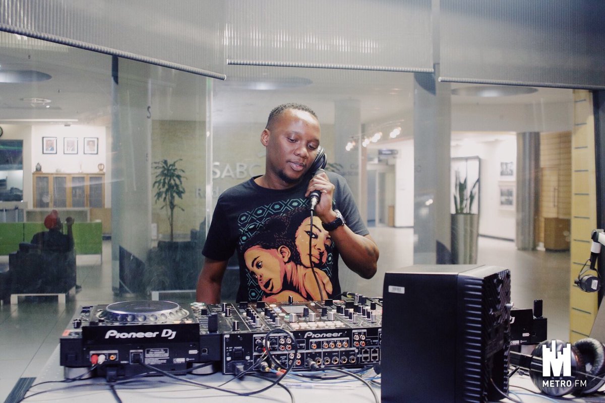 METROFMSA's tweet photo. Doing what he does best 🙌🏾
#TheDriveOnMetro https://t.co/0Poc2eI7uO