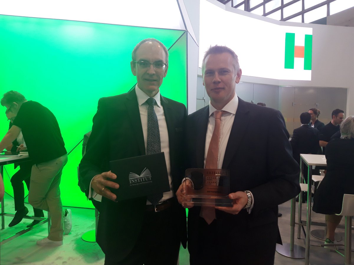 talanx's tweet photo. Wir freuen uns mit #Talanx-Tochter HDI über das „exzellente“ Rating in der Kategorie Kompetenz-#bAV. Danke @ivfp für den Preis – und herzlichen Glückwunsch, liebe Kollegen 😄 #DKMMesse #DKM2018 @DKM_Leitmesse @vonLoebbecke https://t.co/LN3mUIE7Nm