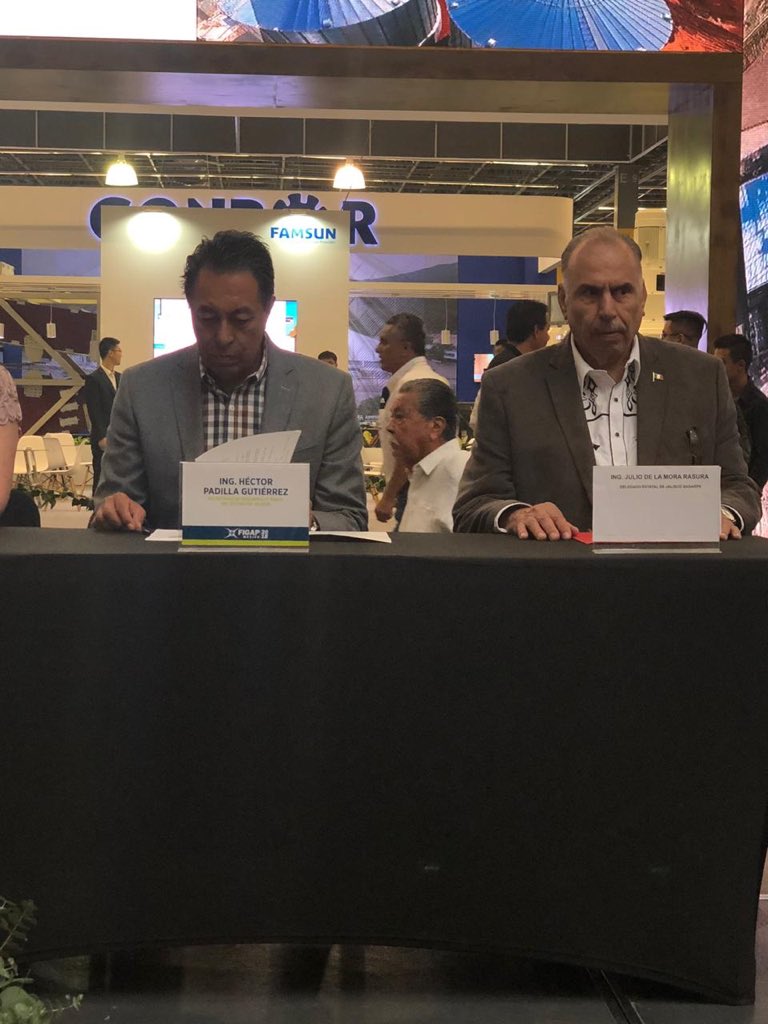 sagarpa_jalisco's tweet photo. En representación del Secretario de la SAGARPA,Lic.Baltazar Hinojosa, el Delegado de Jalisco, Ing. Julio de la Mora Razura estuvo presente en la inauguración y corte de listón del Foro Internacional para la Industria Ganadera, Avícola y Porcícola 2018, llevado a cabo en Expo GDL. https://t.co/ackdQkbOB2