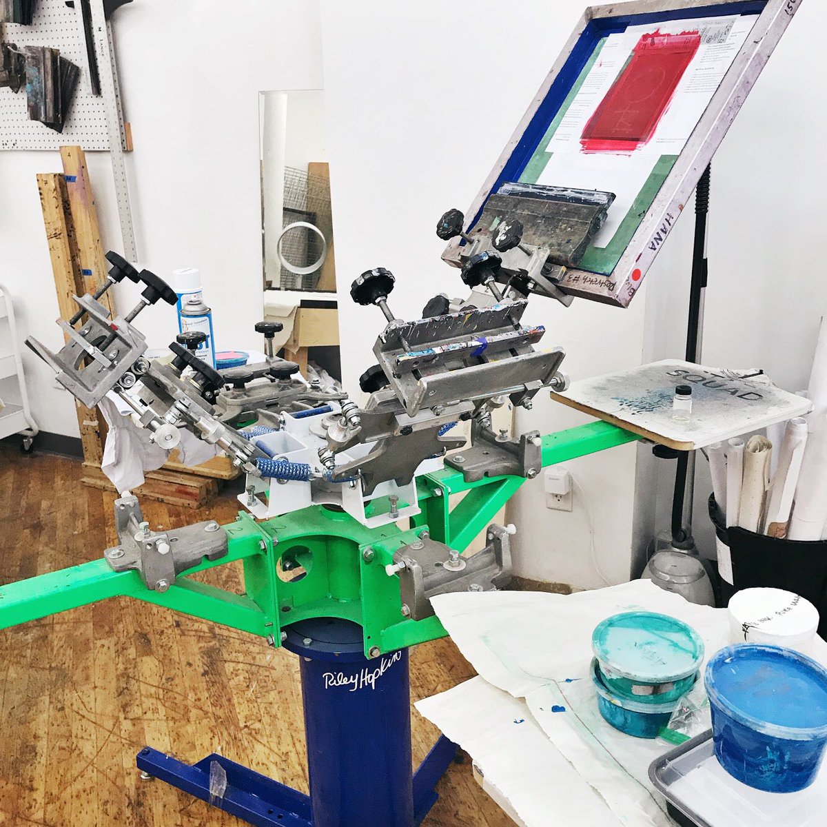 This fall <a href="/TextileArtsCent/">Textile Arts Center</a>, learn how to print your own tees, totes + fabric on a multicolor #screenprinting press in T-Shirt Printing! ✨✨ Learn more + enroll: campscui.active.com/orgs/TextileAr… #TACclasses #screenprint #textiles #printdesign #textileartscenter