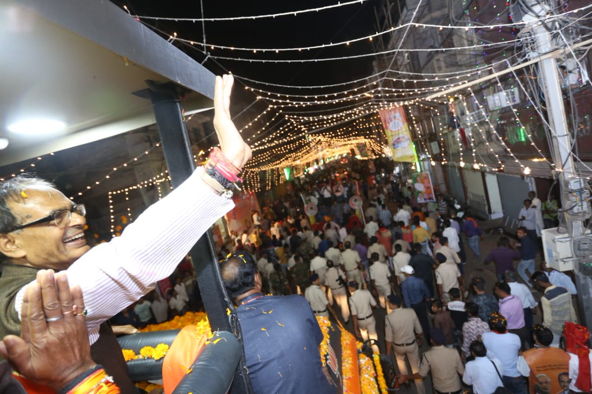 AbharYatra's tweet image. महाराज बाड़ा  में नागरिकों ने श्री @ChouhanShivraj का आत्मीय स्वागत कर श्री चौहान के अभियान में अपनी सहभागिता का प्रकटीकरण किया। श्री चौहान ने सभी का अभिवादन करते हुए उनका आभार व्यक्त किया। उन्होंने जनता से @BJP4MP से साथ बनाए रखने की अपील की। #JanAshirwadYatra