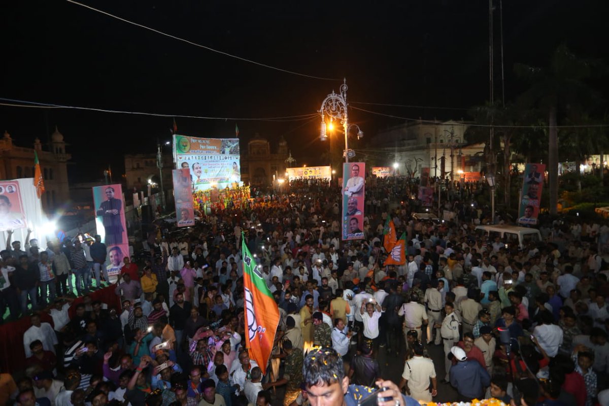 AbharYatra's tweet image. महाराज बाड़ा  में नागरिकों ने श्री @ChouhanShivraj का आत्मीय स्वागत कर श्री चौहान के अभियान में अपनी सहभागिता का प्रकटीकरण किया। श्री चौहान ने सभी का अभिवादन करते हुए उनका आभार व्यक्त किया। उन्होंने जनता से @BJP4MP से साथ बनाए रखने की अपील की। #JanAshirwadYatra