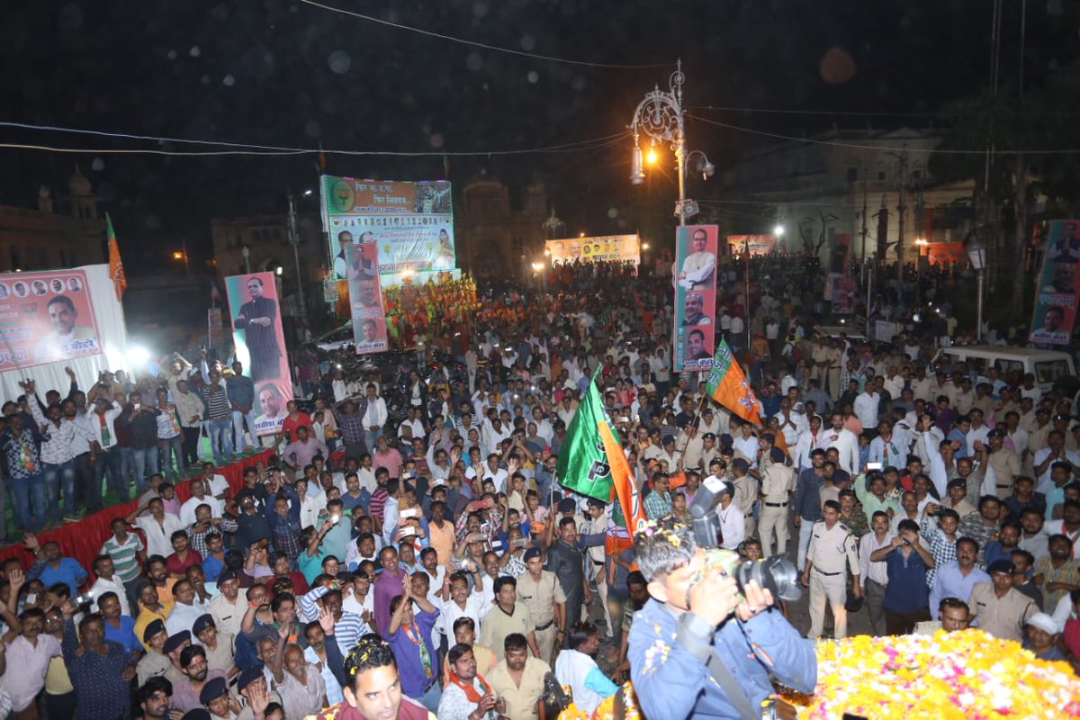 AbharYatra's tweet image. महाराज बाड़ा  में नागरिकों ने श्री @ChouhanShivraj का आत्मीय स्वागत कर श्री चौहान के अभियान में अपनी सहभागिता का प्रकटीकरण किया। श्री चौहान ने सभी का अभिवादन करते हुए उनका आभार व्यक्त किया। उन्होंने जनता से @BJP4MP से साथ बनाए रखने की अपील की। #JanAshirwadYatra