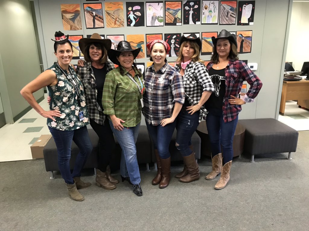 danamspencer's tweet photo. @PalomaSMUSD We are giving drugs the boot! #RedRibbonWeek  #palomacowgirls https://t.co/3V6km3uCRn