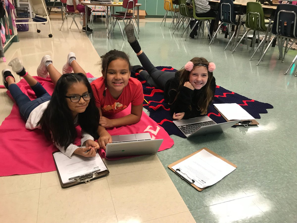 CampbellsSquad's tweet photo. These scholars blew me away collaborating on their multimedia presentations! #IGNITE #inquiryprojects #techies @BethlehemAreaSD @DoneganBASD https://t.co/sVZ17MVZ23