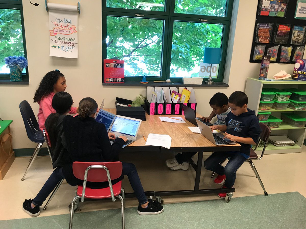 CampbellsSquad's tweet photo. These scholars blew me away collaborating on their multimedia presentations! #IGNITE #inquiryprojects #techies @BethlehemAreaSD @DoneganBASD https://t.co/sVZ17MVZ23