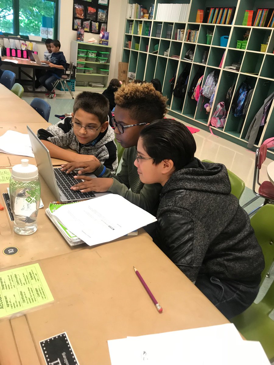 CampbellsSquad's tweet photo. These scholars blew me away collaborating on their multimedia presentations! #IGNITE #inquiryprojects #techies @BethlehemAreaSD @DoneganBASD https://t.co/sVZ17MVZ23
