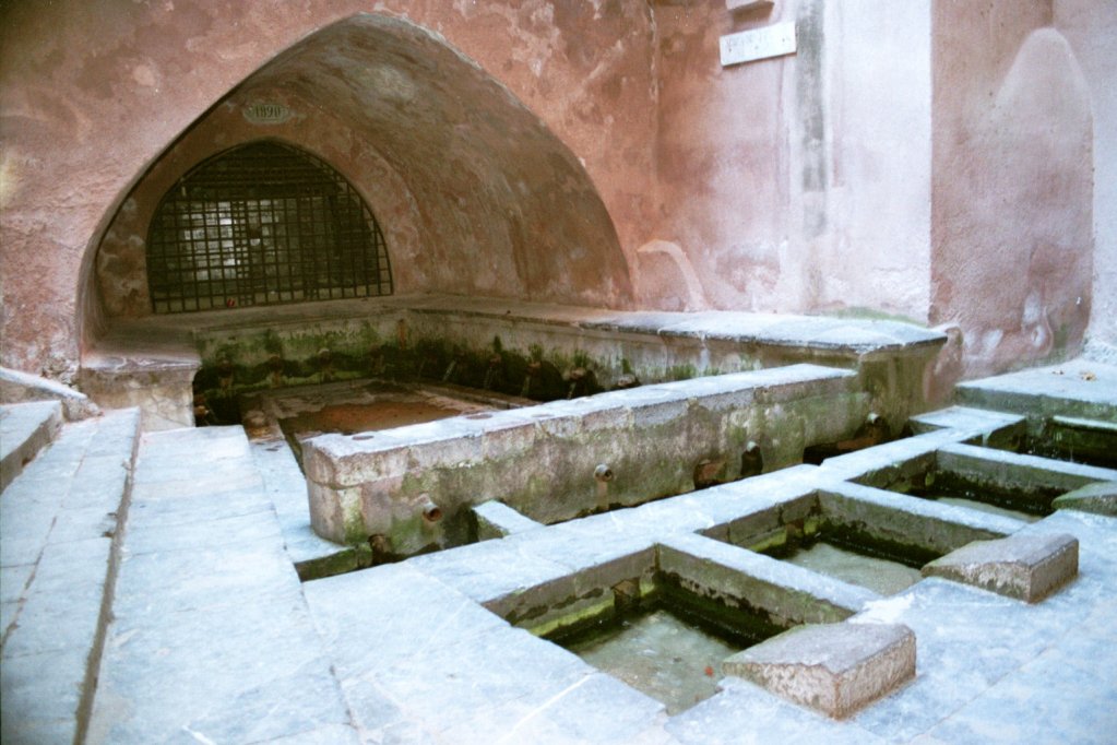 InCefaluAp's tweet photo. Lavatoio medievale, si presenta con una scalinata in pietra lavica; luogo in cui le donne lavavano i panni sporchi, con delle vasche decorate da quindici teste di leone. Un antico monumento imperdibile  a Cefalù. https://t.co/4E542wHIIW https://t.co/0FNwwhsGZu