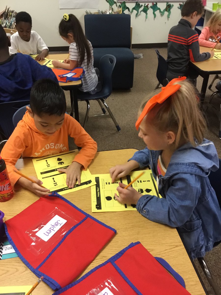 ElioffsFirsties's tweet photo. Coding unplugged @CPtechclass @ISD196Magnets @CedarParkSTEM https://t.co/Bx11o61TKI