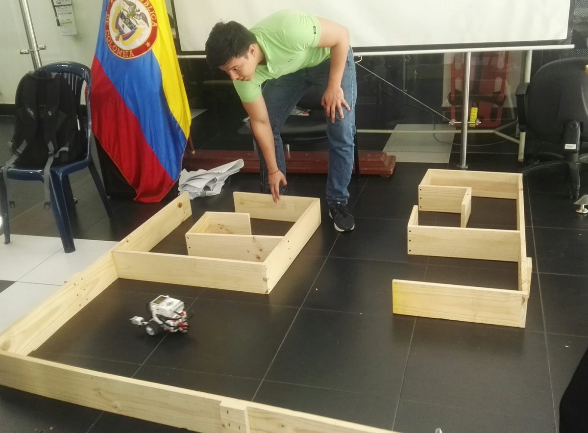lorome22's tweet photo. Estudiantes del CCAV Neiva realizando los laboratorios de Introducción a la Ingeniería y Proyecto de Ingnieria I #Amorpormitrabajo @UnadccavNeiva @ECBTI_Neiva @ClaudioCamiloG1 @cienciasunad @AMendezGonza https://t.co/WFtcgt8wI6