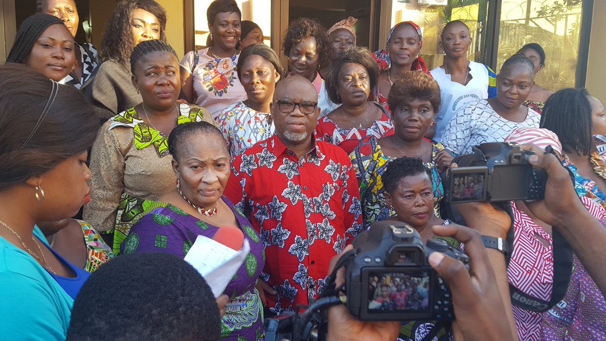 MichelMoto1's tweet photo. #MARCHE_26oct #Kin24oct
Les Femmes de l'opposition [UNC, MLC, ENSEMBLE, DYNAMIQUE, CNB...] se sont retrouvées au siège de #UNC à GB. La réunion était présidée par le #SG_UNC Hon. @Mayobaudouin2 qui leur a transmis le message de mobilisation pour la réussite de la #MARCHE_DU_26oct https://t.co/rEisSYuzIb