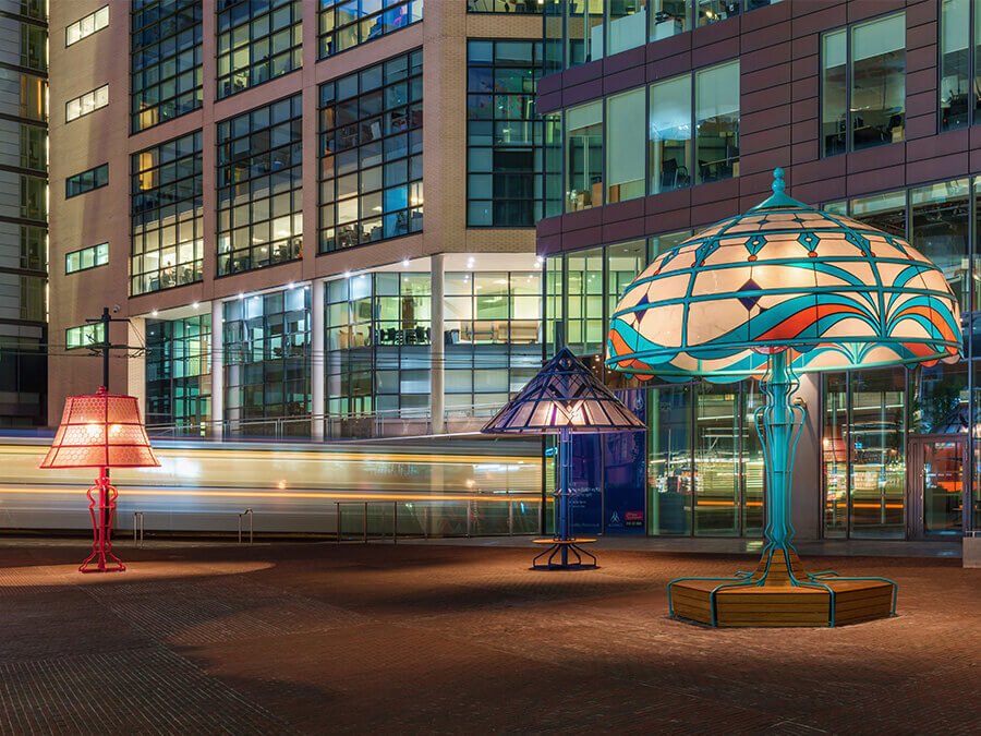 Sostenibile_io's tweet photo. Lo studio Londinese di designer e progettisti urbani #Acrylicize ha realizzato con [The Manchester Lamps] un’ esposizione urbana in  Piccadilly Place di lampade-sculture urbane giganti ispirate alle qualità del passato e del presente culturale e industriale di #Manchester. https://t.co/C4sPkkgNbq