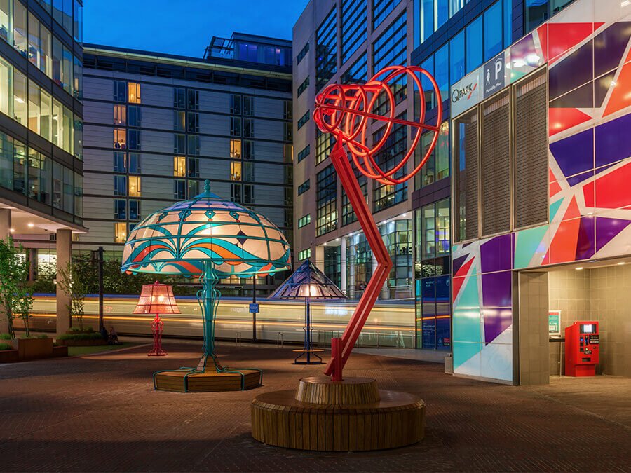 Sostenibile_io's tweet photo. Lo studio Londinese di designer e progettisti urbani #Acrylicize ha realizzato con [The Manchester Lamps] un’ esposizione urbana in  Piccadilly Place di lampade-sculture urbane giganti ispirate alle qualità del passato e del presente culturale e industriale di #Manchester. https://t.co/C4sPkkgNbq