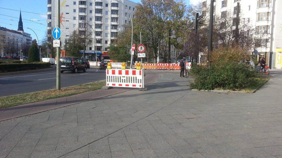 Am Bersarinplatz muss man sich als #radfahrer inzwischen auch in Luft auflösen ... <a href="/RadXhain/">RadXhain</a>