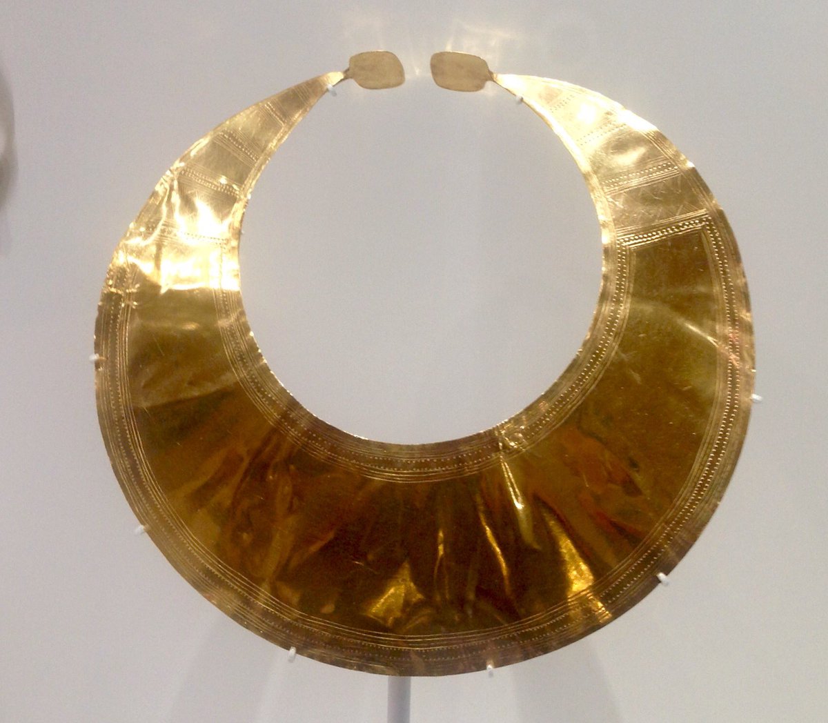 c_duigan's tweet photo. @KathHallett @NMIreland Also fascinating to realise that similar Bronze Age gold objects have been in #Wales - Now on display in fantastic new #WalesIs galleries @StFagans_Museum - a shared heritage with #Ireland https://t.co/pKSa8KunXa #Archaeology #museums https://t.co/MhAyyAchQm