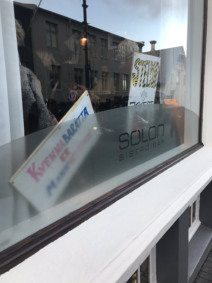 Svo er tilvalið að slútta deginum á kaffihúsi eins og þessar baráttukonur. Vonandi eru bara karlar að vinna. #kvennafrí #kvennaverkfall