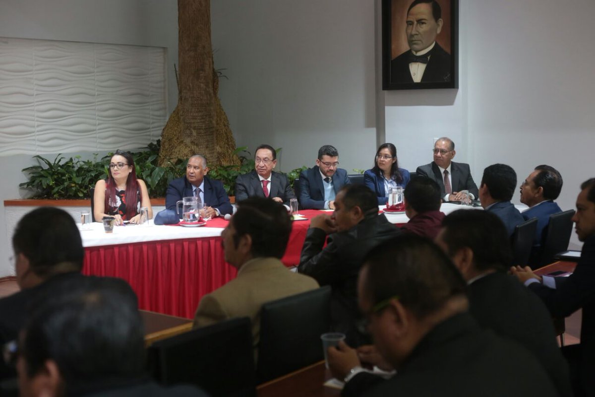 DAROaxaca's tweet photo. Junto a líderes de otros Edos. y con nuestro líder Nal. el Dip. Fed. @IsaiasSiCumple, me reuní el día de hoy, en la convocatoria INEA-CROC.
Con la finalidad de rendir un informe; así como plantear propuestas para la mejora de los programas educativos, de las Plazas Comunitarias. https://t.co/zUXCIympOy