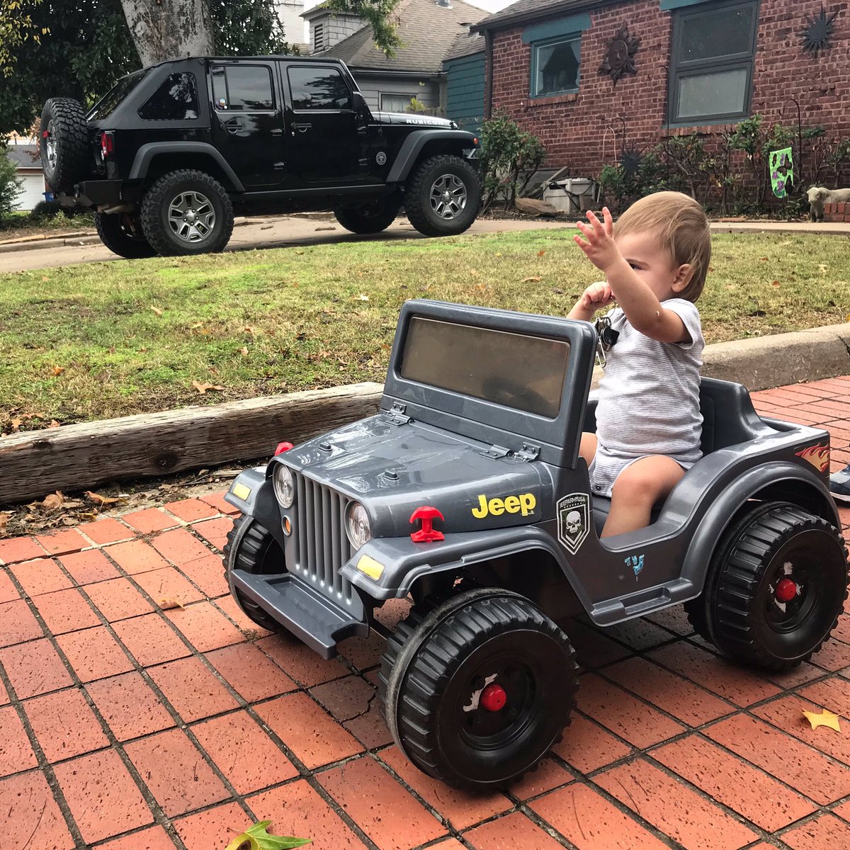 #LiberatePeanut already has the #jeepwave down 👋🏼👋🏼👋🏼
🐘🦄#AuntLife #WranglerWednesday #powerwheels #jeepgirl #teamoffroadelements