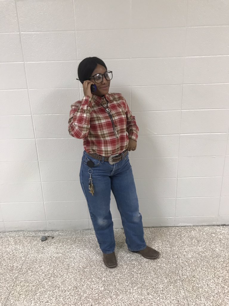 JohannaWylie's tweet photo. YALL SETTLE DOWN YA HEAR?
#HocoWeek18 #teacherlookalikeday https://t.co/969QkgiTsJ