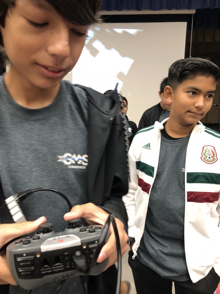 robotics_b's tweet image. Matthew and Milan having fun at the game!👌