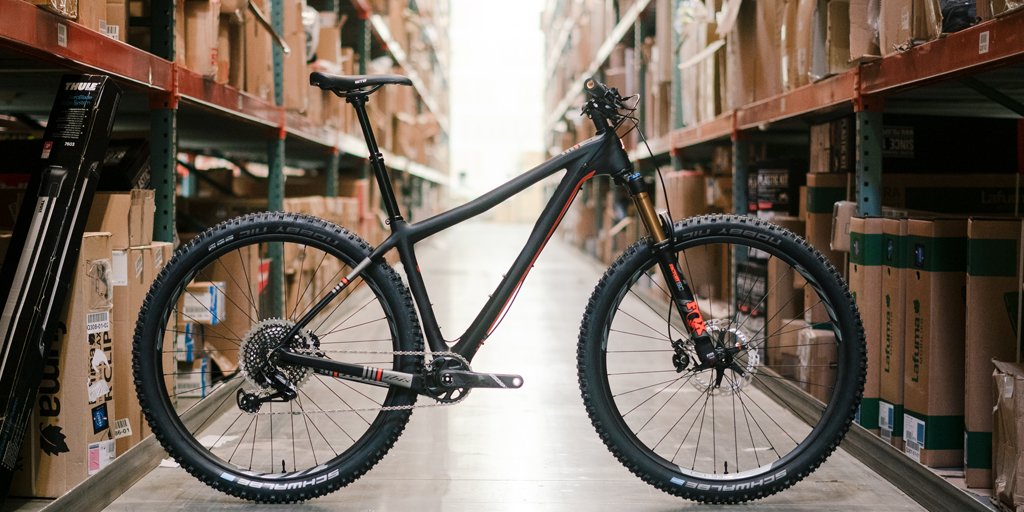 CompCyclist's tweet photo. Our first custom @ibiscycles DV9 is out the door! Designed around modern bike geometry, and built up with a tasteful selection of components from @envecomposoties, and @SRAMmtb; this bike is ready to own race day, devour singletrack, or explore the backcountry. #ccbikeoftheweek https://t.co/QC3hpALwZu